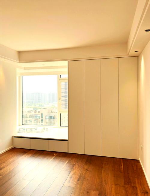 卧室无飘窗咋整?能改造出一排柜子不?